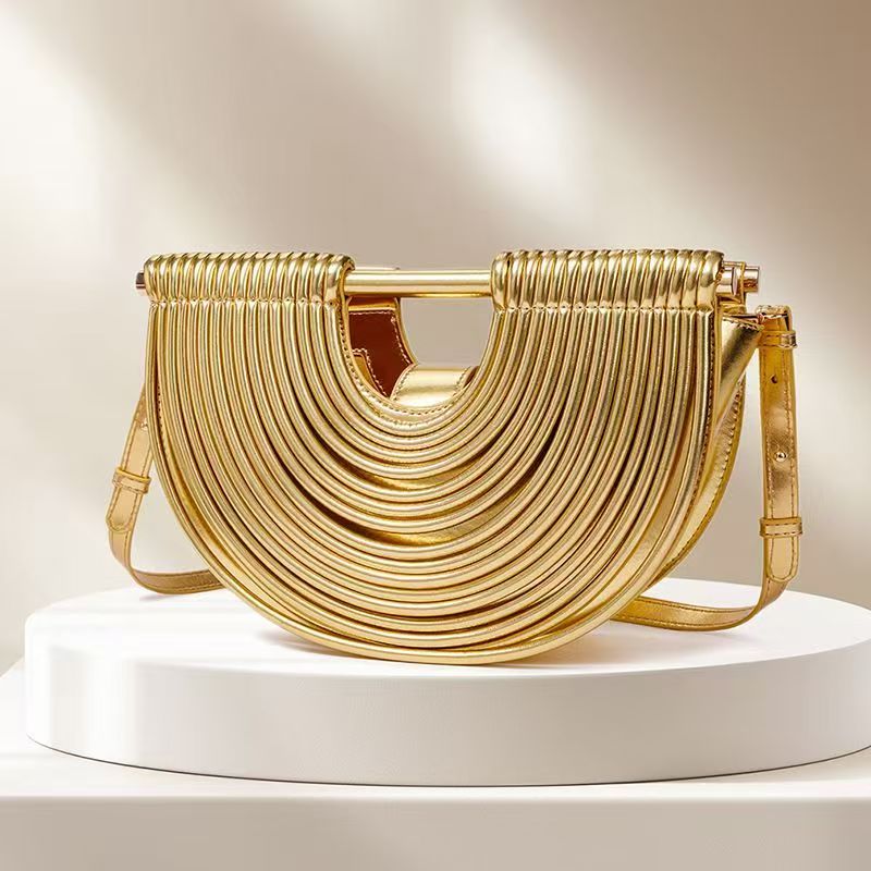 Interior Design Gold - กระเป๋าถือสำหรับผู้หญิง 2026 รุ่นใหม่ สีทอง แบรนด์ดีไซเนอร์หรูหรา กระเป๋าถือทรงพระจันทร์